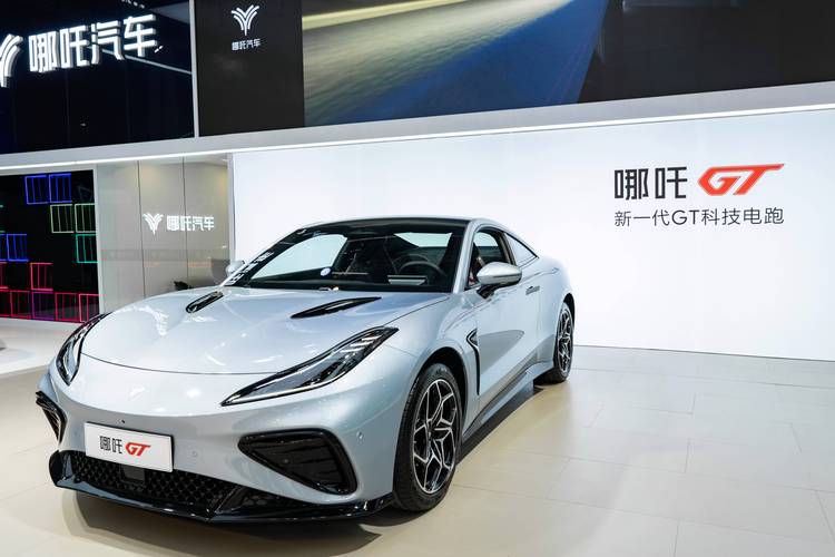 成都272哪吒汽车在智能汽车领域的表现，领途汽车在新能源汽车市场中的影响力